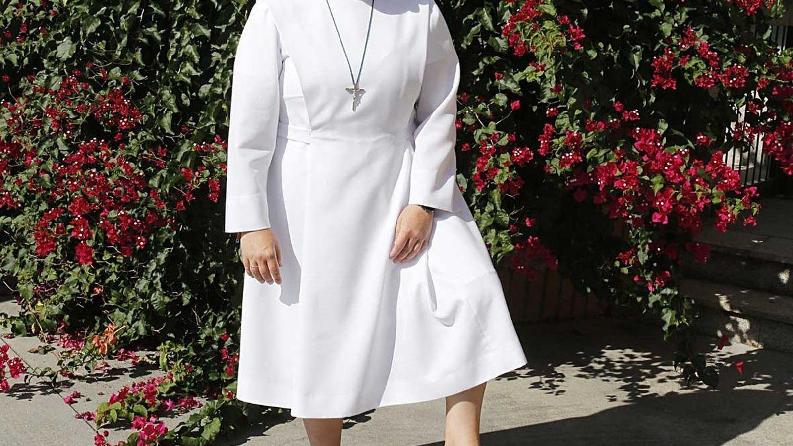 Sor Diana posa con su balón