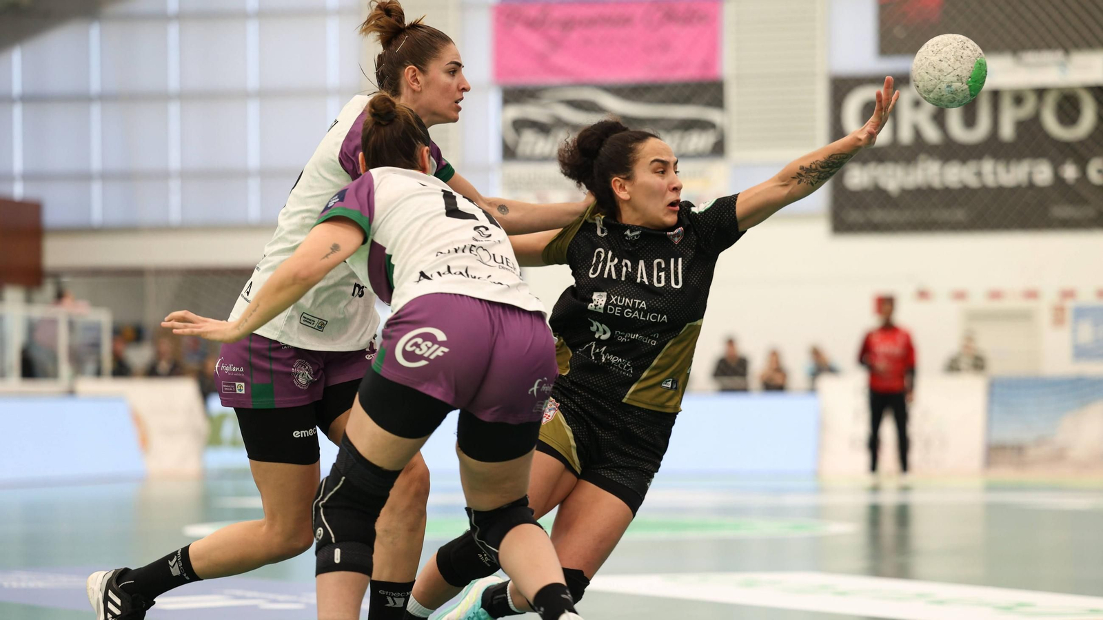 Jazmín Mendoza da continuidad a una circulación en el choque liguero disputado en A Guarda.