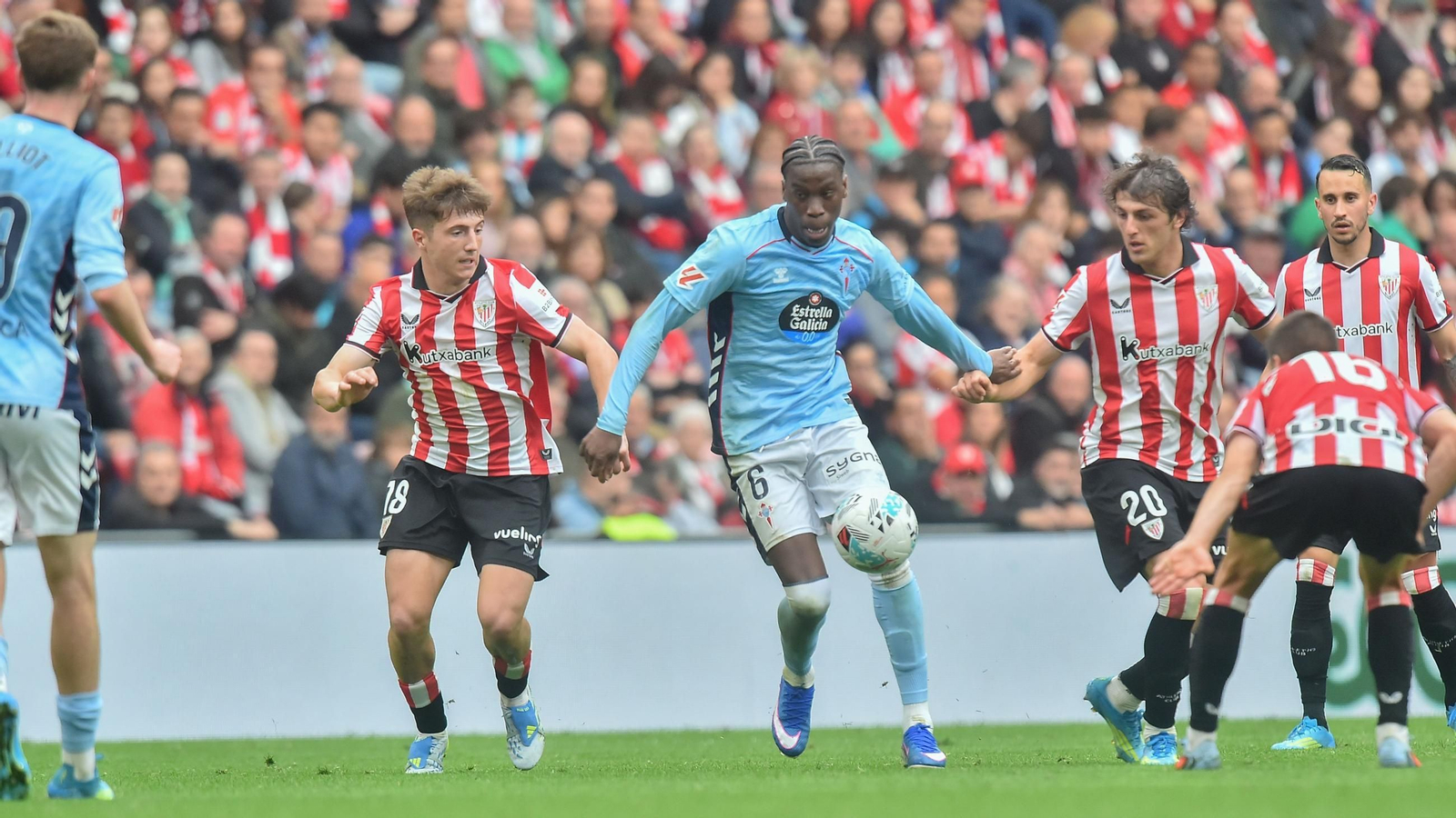 Ilaix Moriba trata de conducir el balón en el partido de ayer.