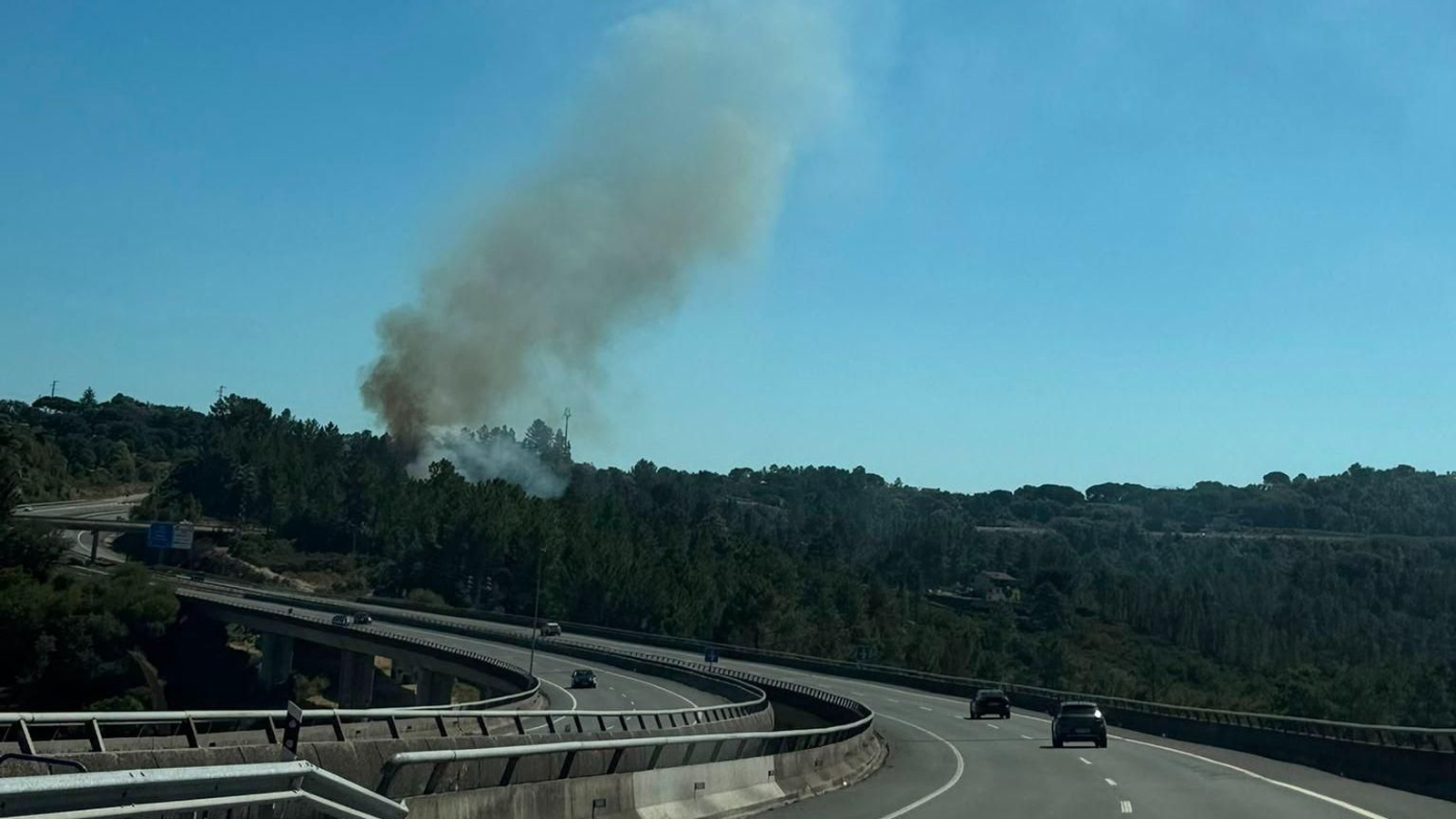 El humo del incendio forestal de A Valenzá es visible desde la A-52, cerca de la salida 224 en dirección al polígono de San Cibrao.