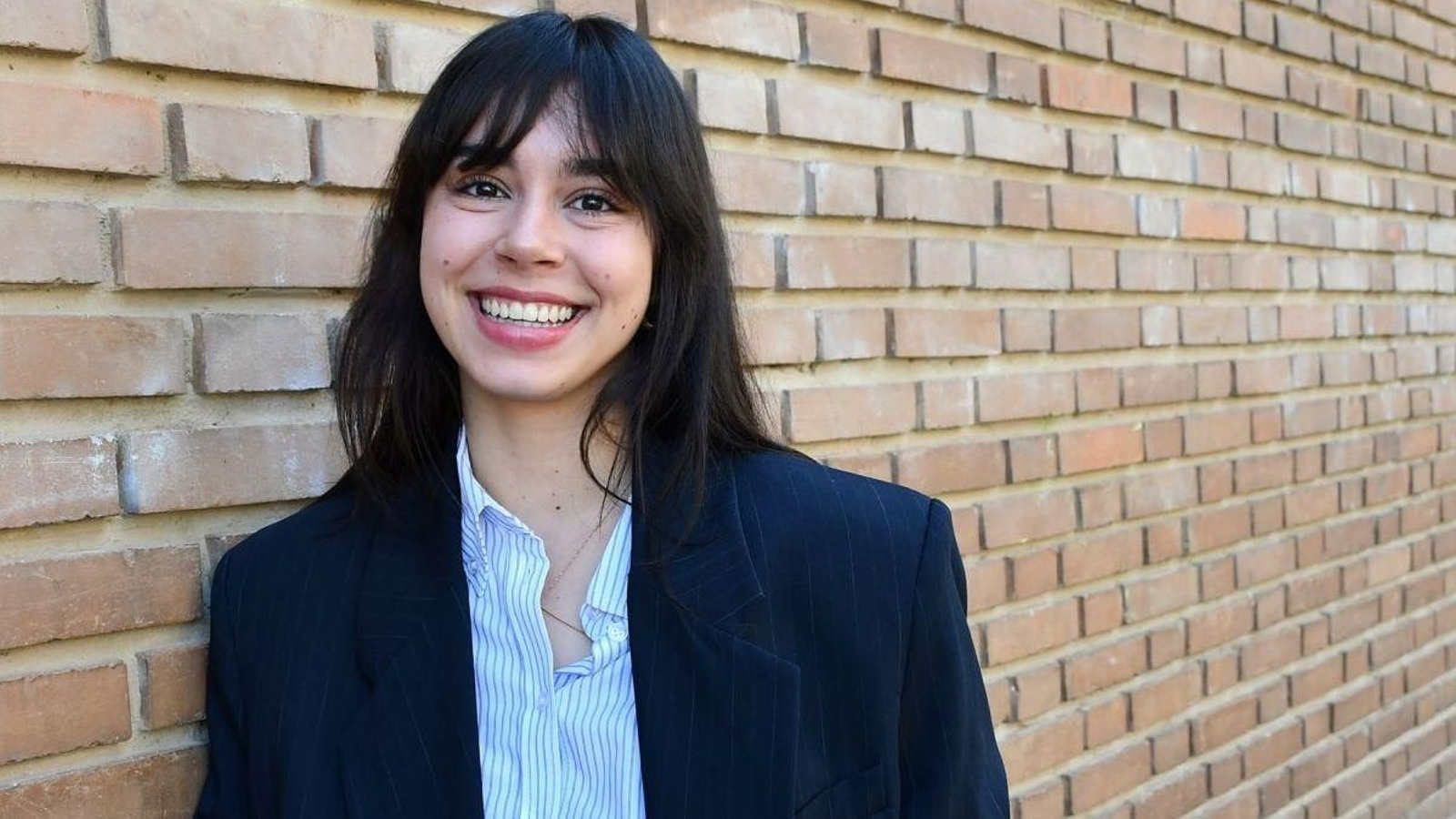Elena Martínez, posa sonriente ante la cámara.