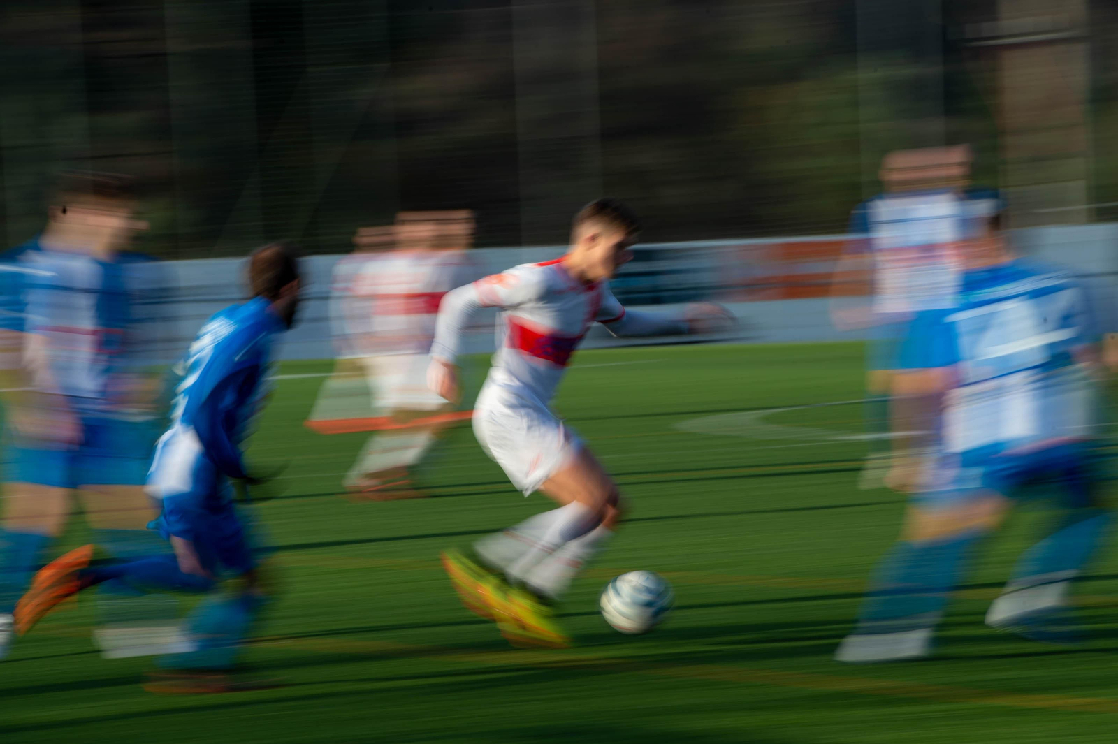 Partido de fútbol entre el Velle y el Mondariz.//FOTO: ÓSCAR PINAL