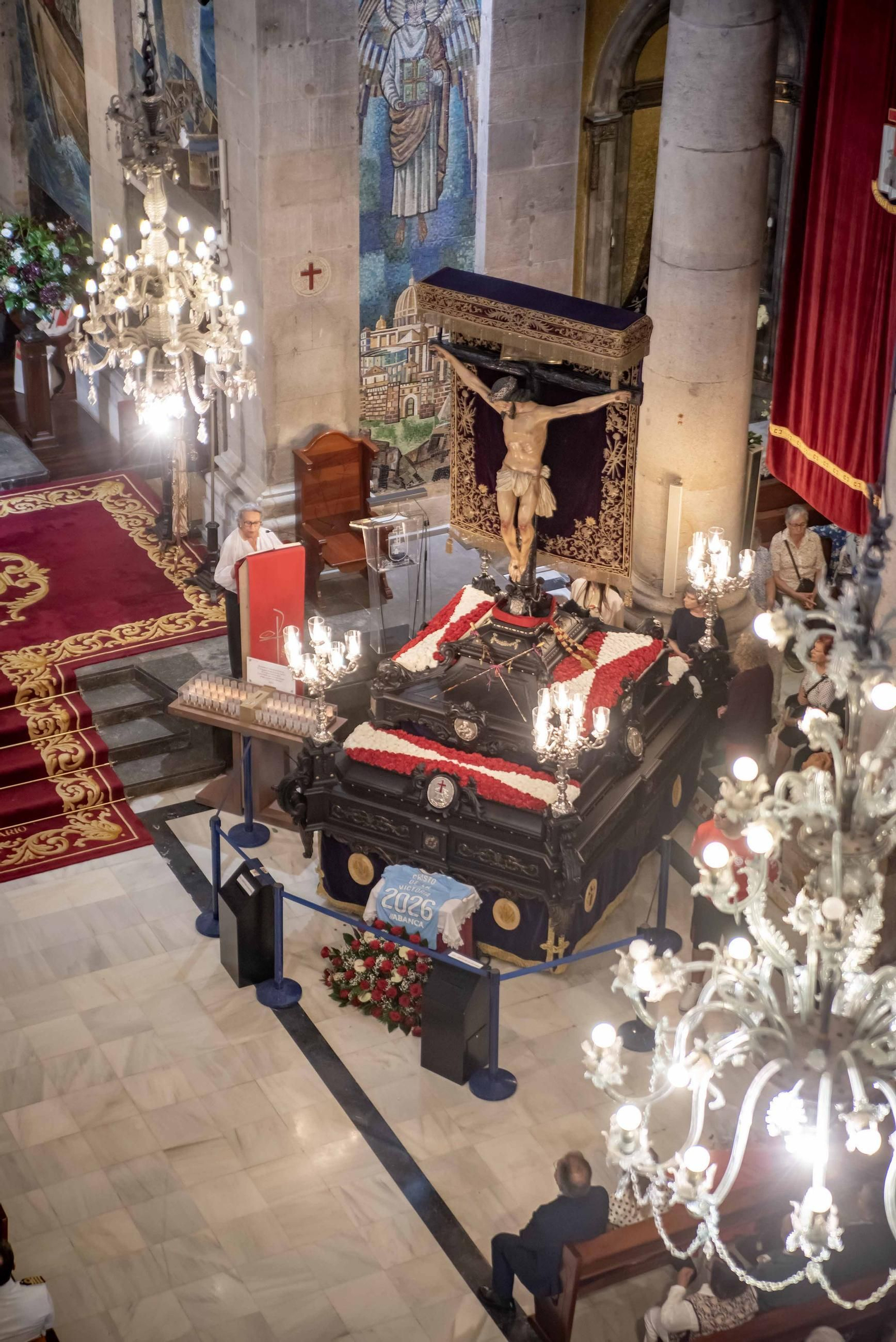Galería | Misa por el Cristo da Victoria en Vigo y la concurrida procesión
