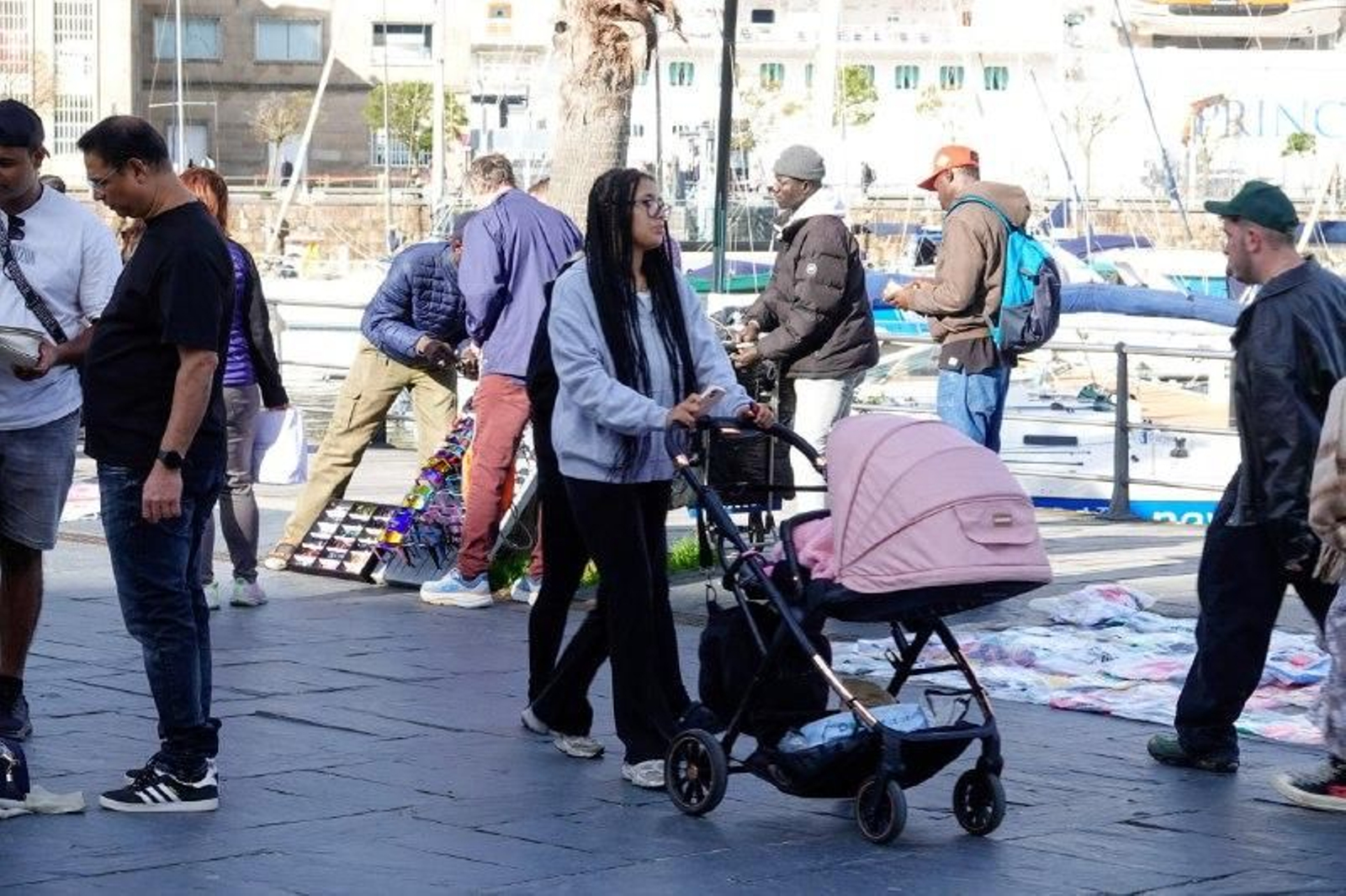 Galería | Dos gigantes del mar cierran el año en el puerto de Vigo