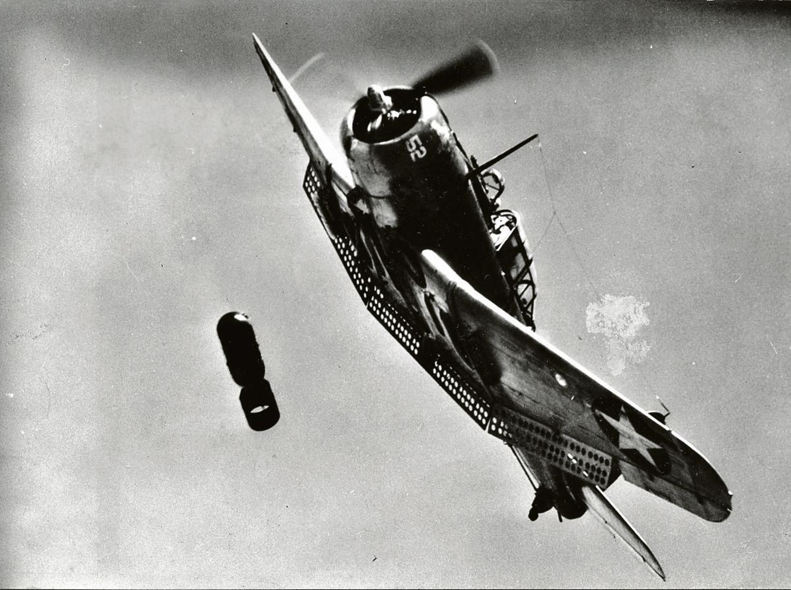 Bombardero de la RAF atacando una estación de ferrocarril de Italia.