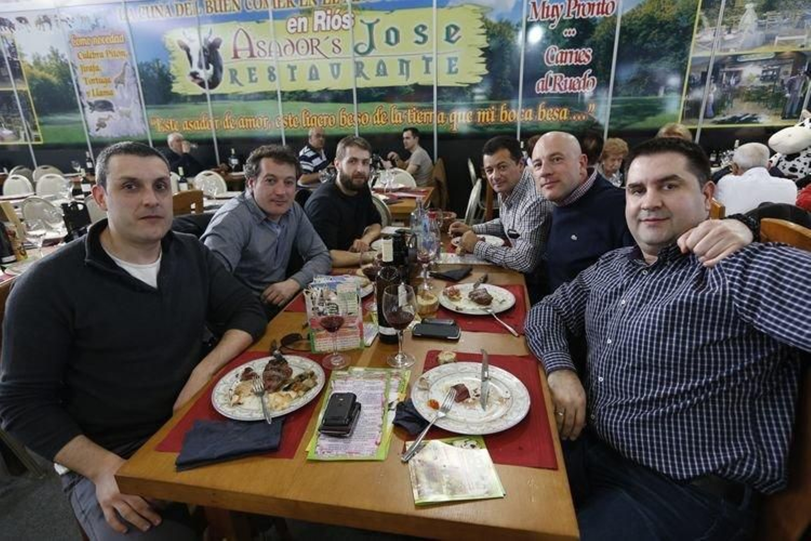 Ourense. 06-03-15. Local. Xantar.
Diego, Angel, Crlos, Javier, emilio, Charli. Riós
Foto: Xesús Fariñas