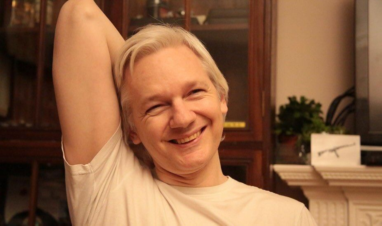Julian Assange con ropa deportiva.