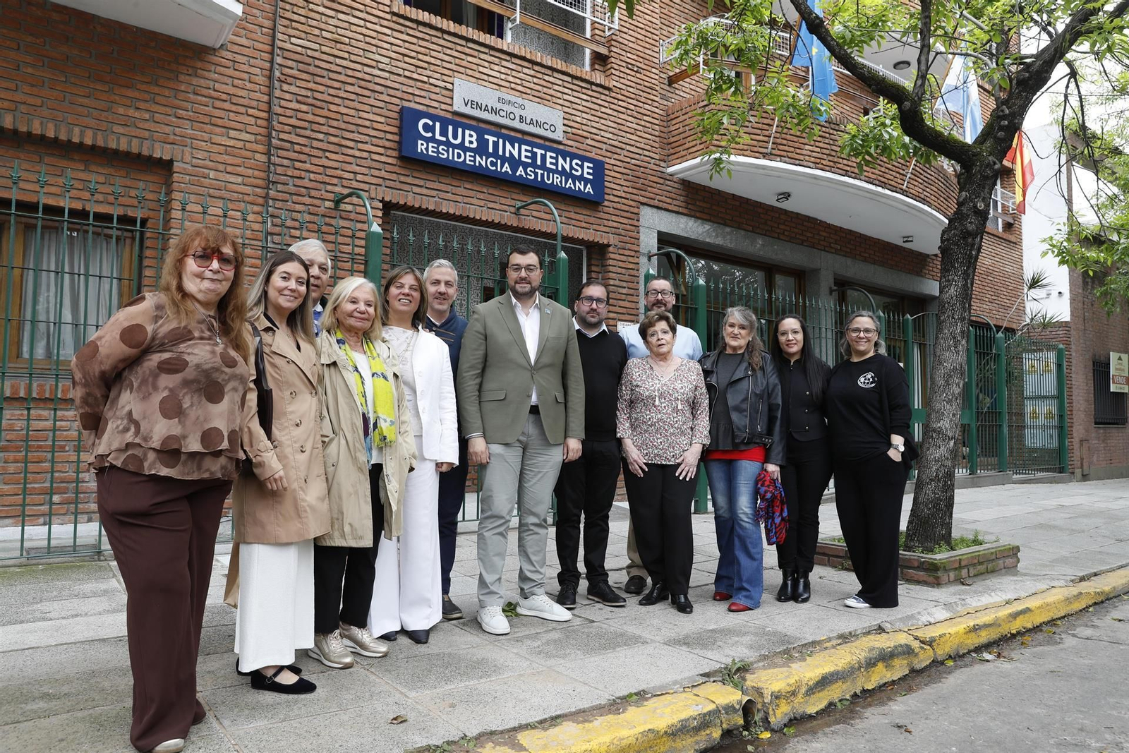 Barbón con parte de la delegación que lo acompañó a su primer viaje a Argentina en el Club Tinetense, Residencia Asturiana