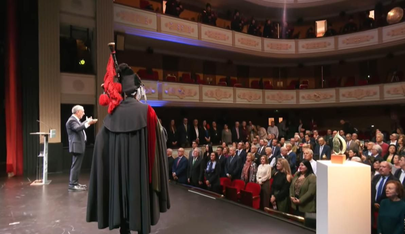 Galería | Ceremonia de entrega del Premio Ourensanía 2025 al doctor Rafael López, en imágenes