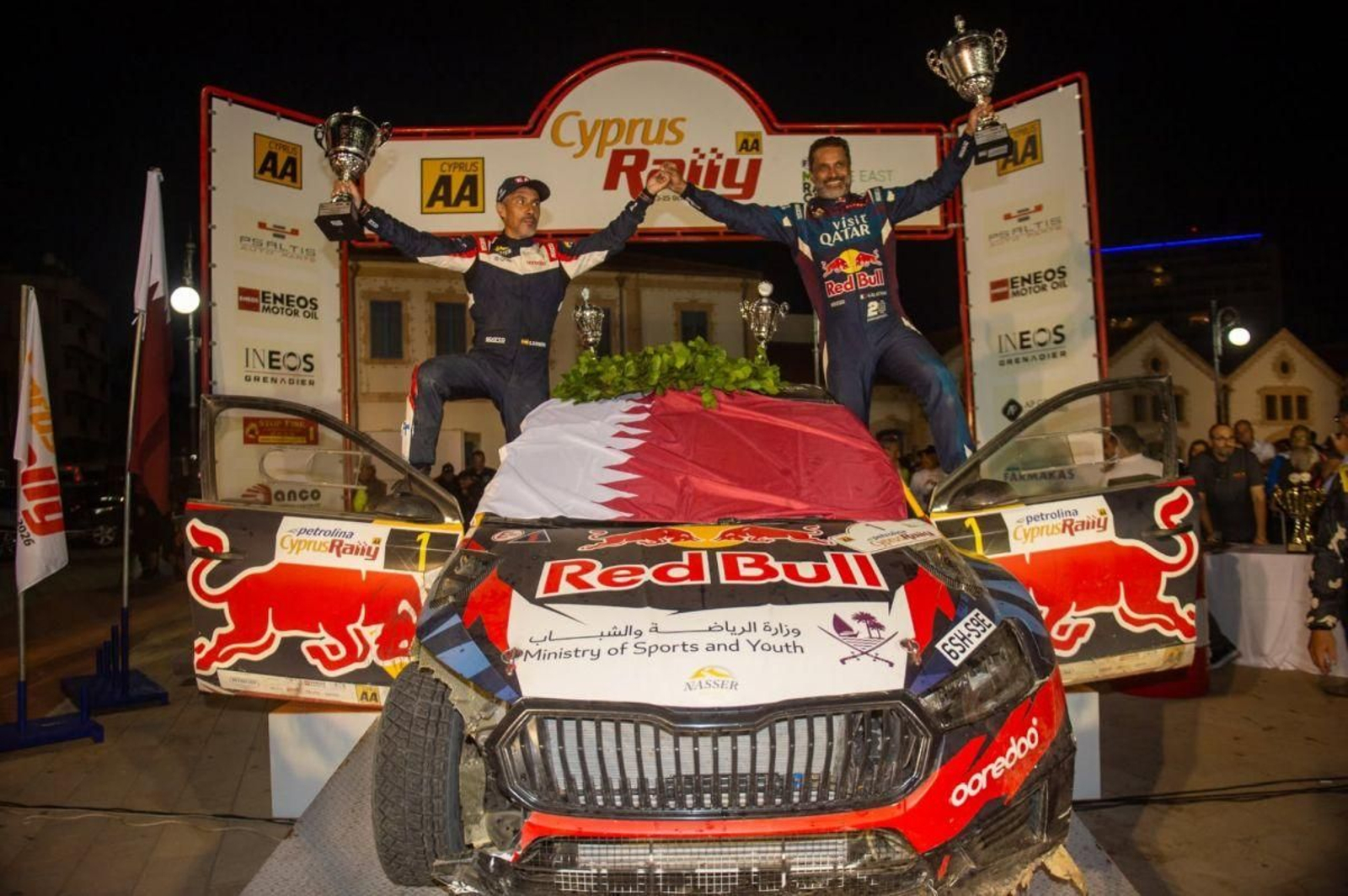 Cándido Carrera, junto a Nasser Al-Attiyah, ayer con el título.