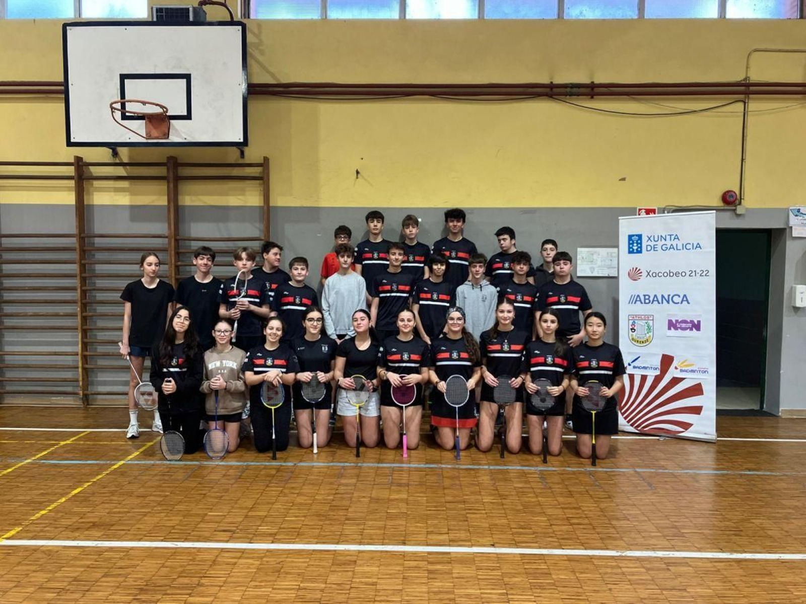 El nutrido grupo de deportistas de la categoría cadete en la competición de bádminton escolar.