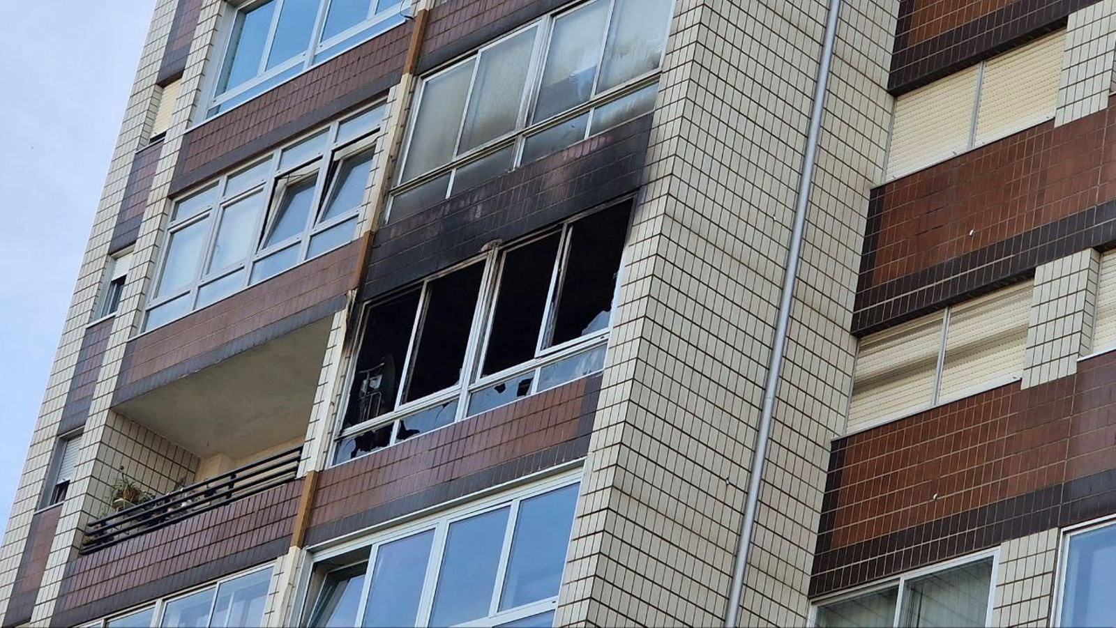 El fuego se inició en un cuarto piso de un edificio de la avenida de Castelao. Horas después, los efectos de las llamas todavía eran visibles.