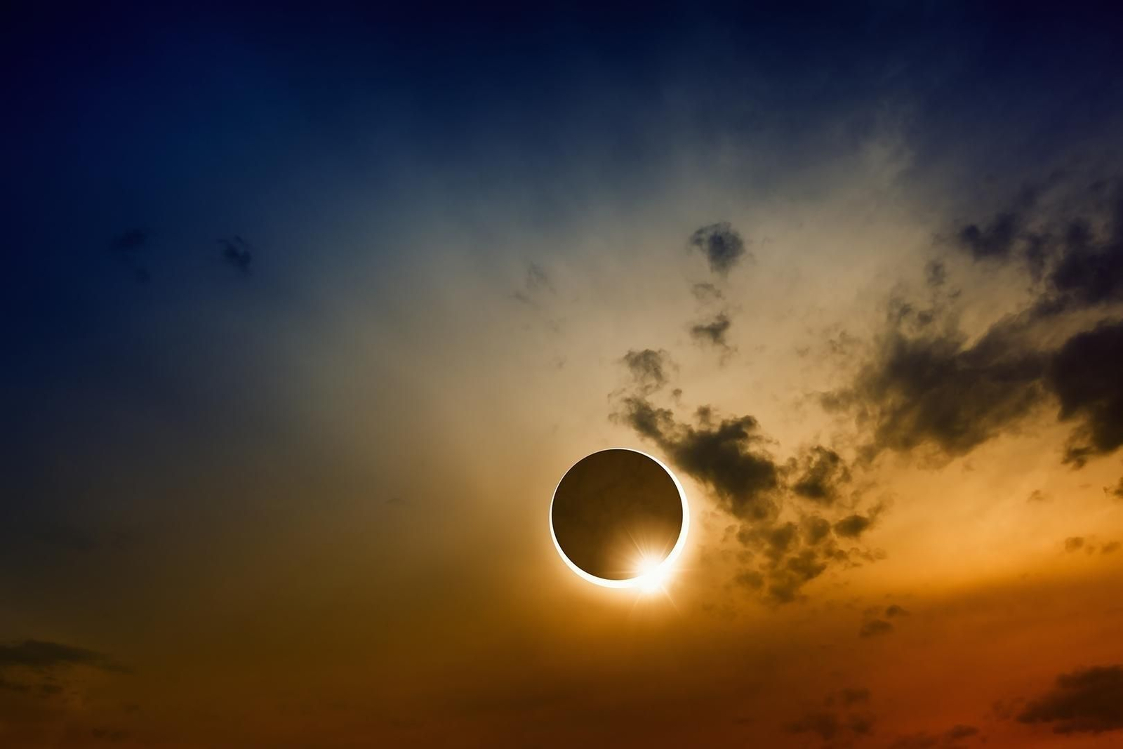 En la imagen un eclipse de sol similar al que veremos en España