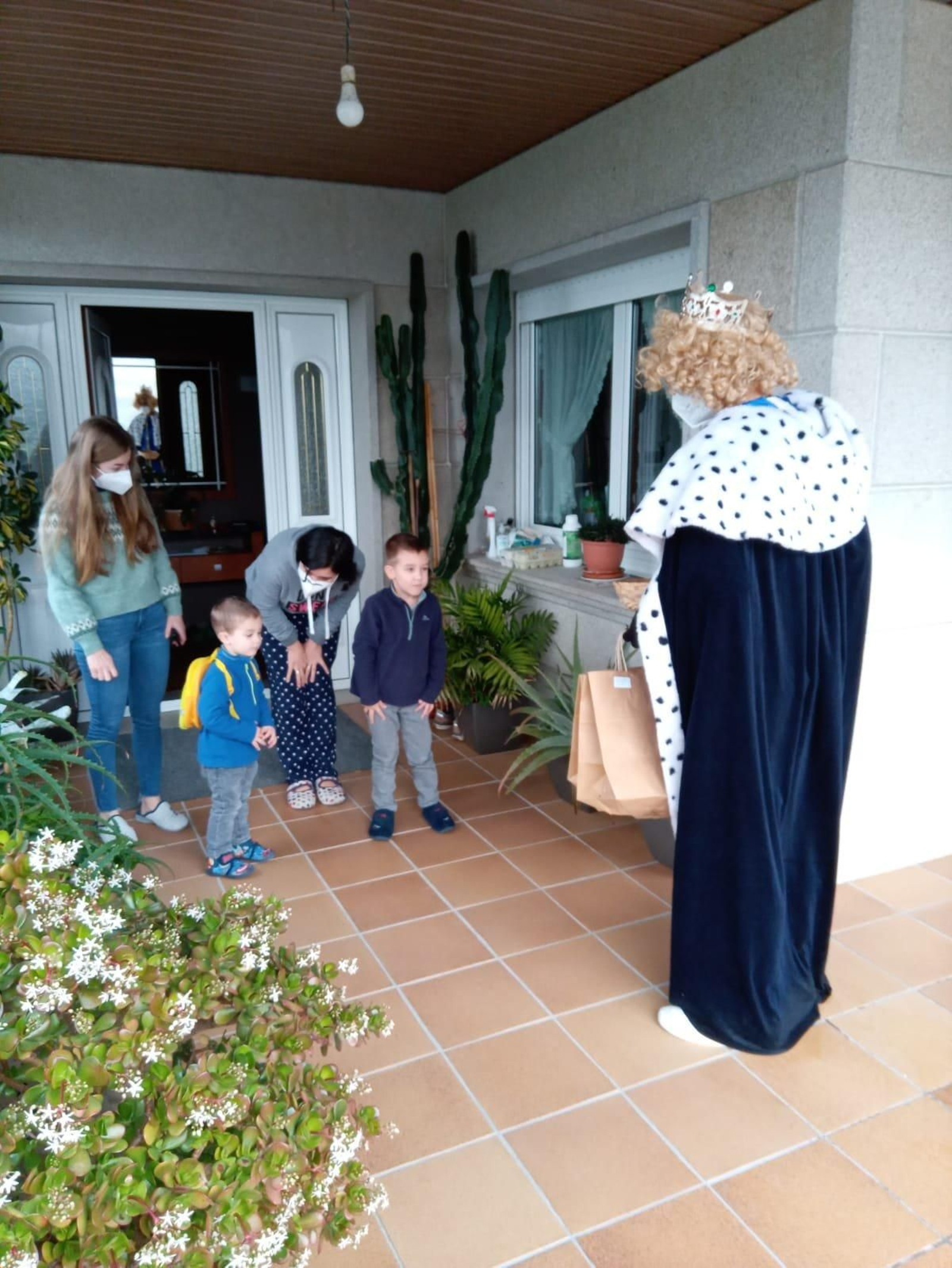 LOBIOS. La visita de sus majestades esta mañana por los pueblos de Lobios. La pandemia obligó a suspender la cabalgata, pero Melchor, Gaspar y Baltasar quisieron pasar a saludar personalmente a los menores del municipio.