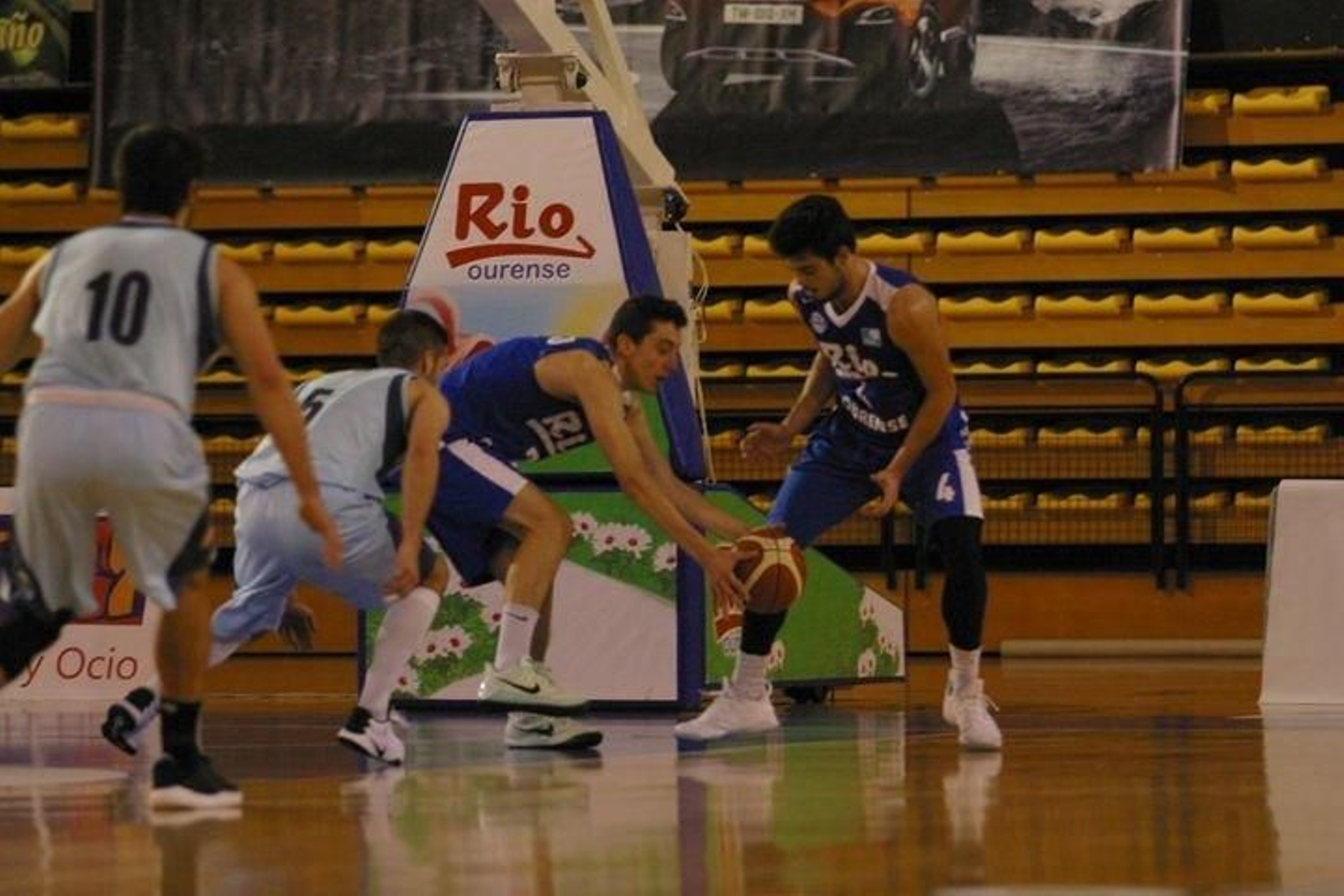 El alero Dani Stefanuto captura un rebote ante la mirada del madrileño Deyan Colado