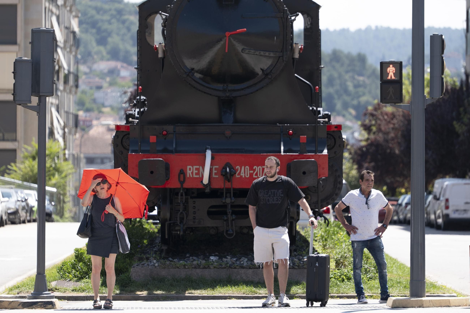 Galería | Viajeros, peregrinos y ourensanos viven una jornada de intenso calor en Ourense, en fotos