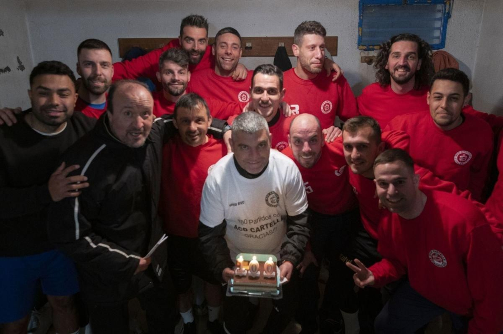 El entrenador David Rivo, sujetando una tarta celebrando los 100 partidos en el Cartelle.