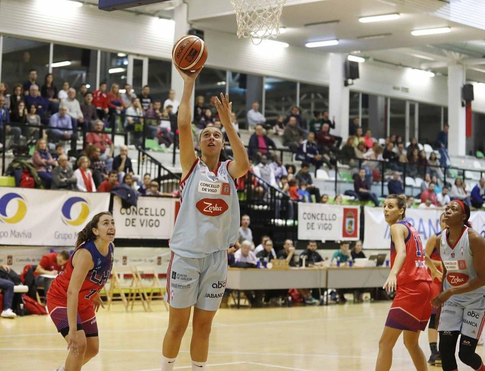 Raquel Carrera lanza a canasta en un partido de la temporada 2017/18 en el pabellón de Navia.