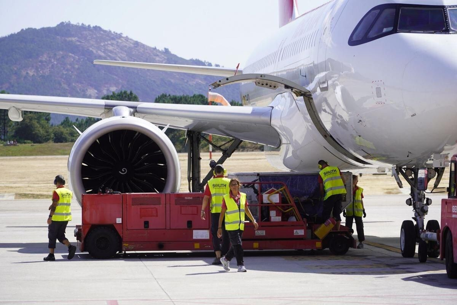 Carga de un avión en la pista de Peinador durante el pasado mes de octubre.