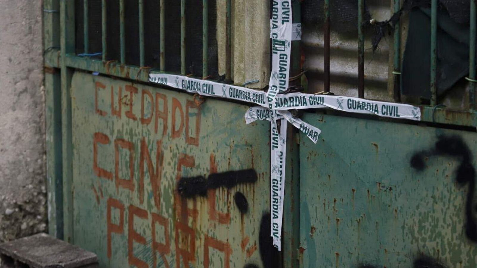 La puerta de entrada a la vivienda del detenido, donde fue encontrada muerta la víctima.