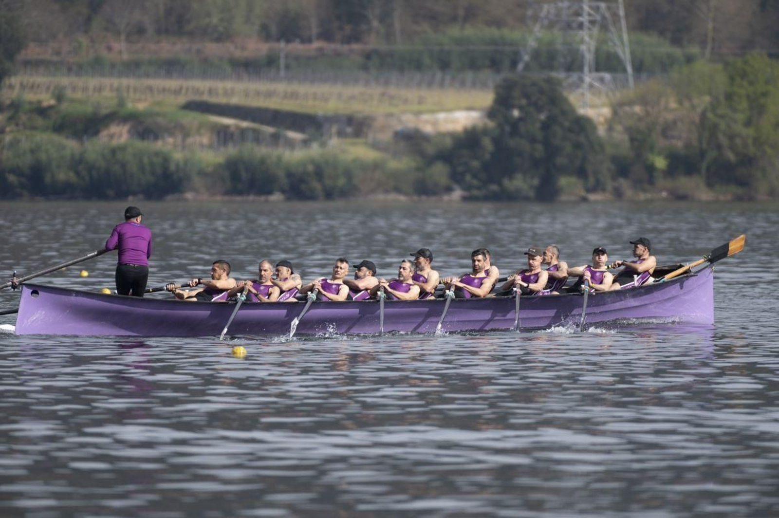 Una de las traineras surca las aguas de O Ribeiro en una jornada que reunió a las categorías absolutas y las máster