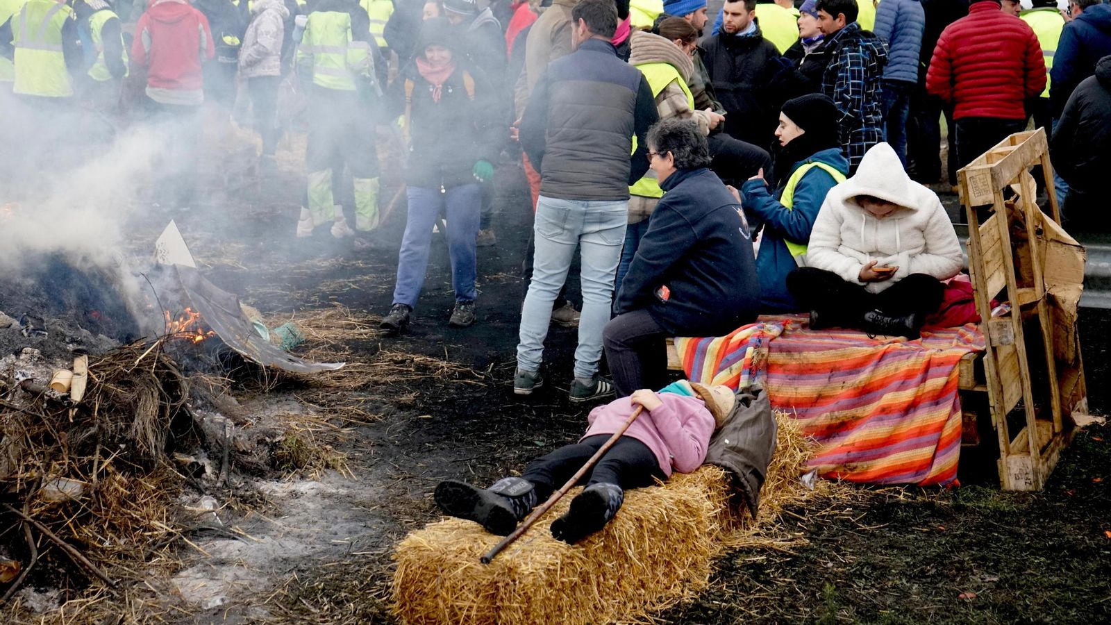 Galería | Paja, pallets, neumáticos y altavoces convierten la A-52 en el campamento base de la tractorada
