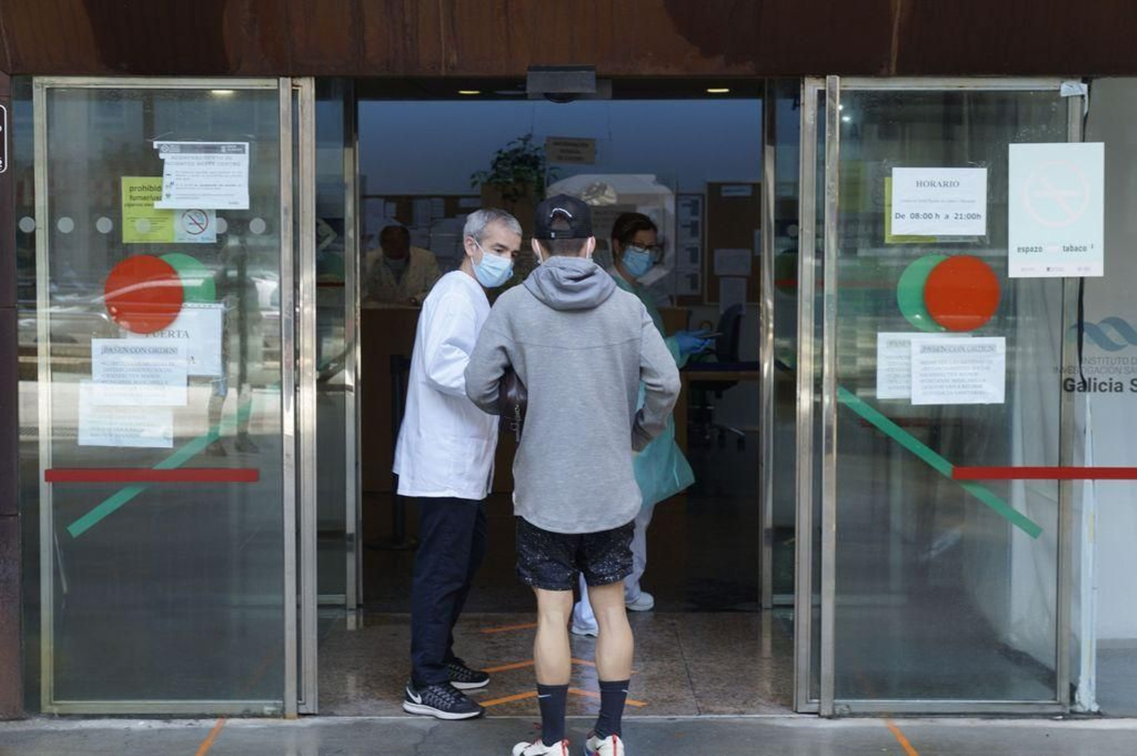 Entrada a un centro de salud de Vigo.