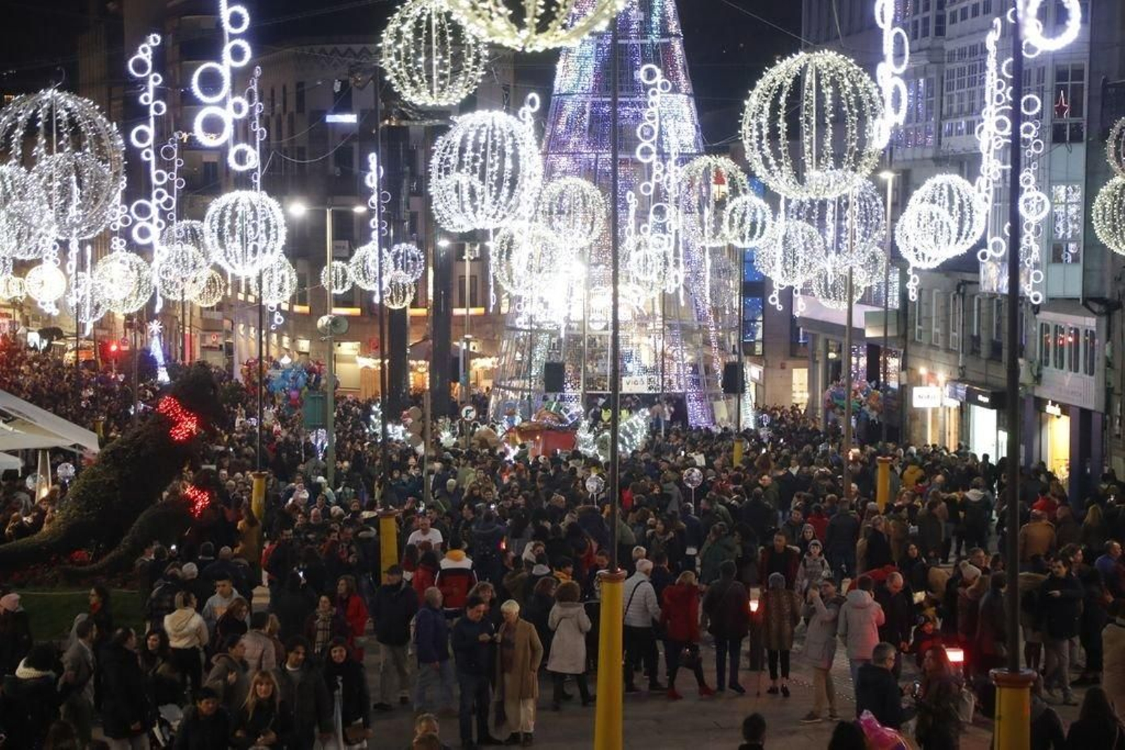 Los turistas invaden Vigo en el Puente274