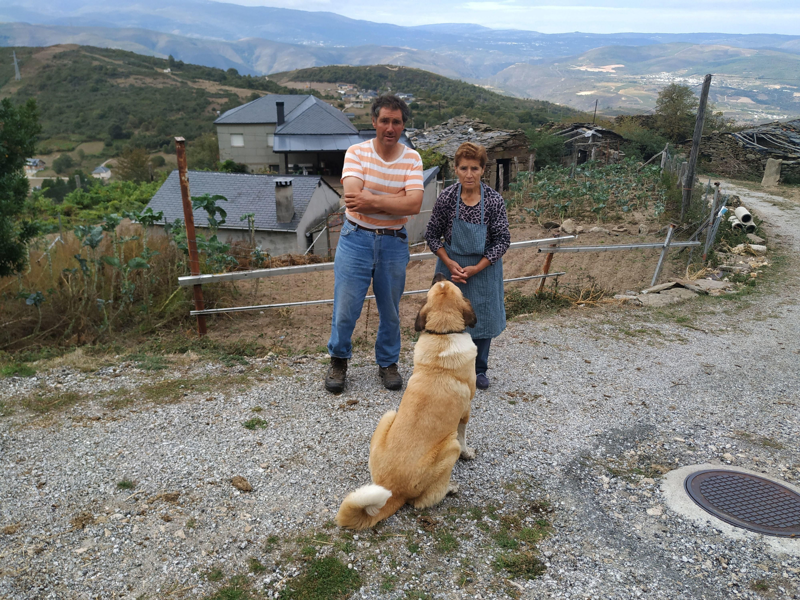 Milagros Vázquez, ante su vivienda de A Fraga-Celavente.