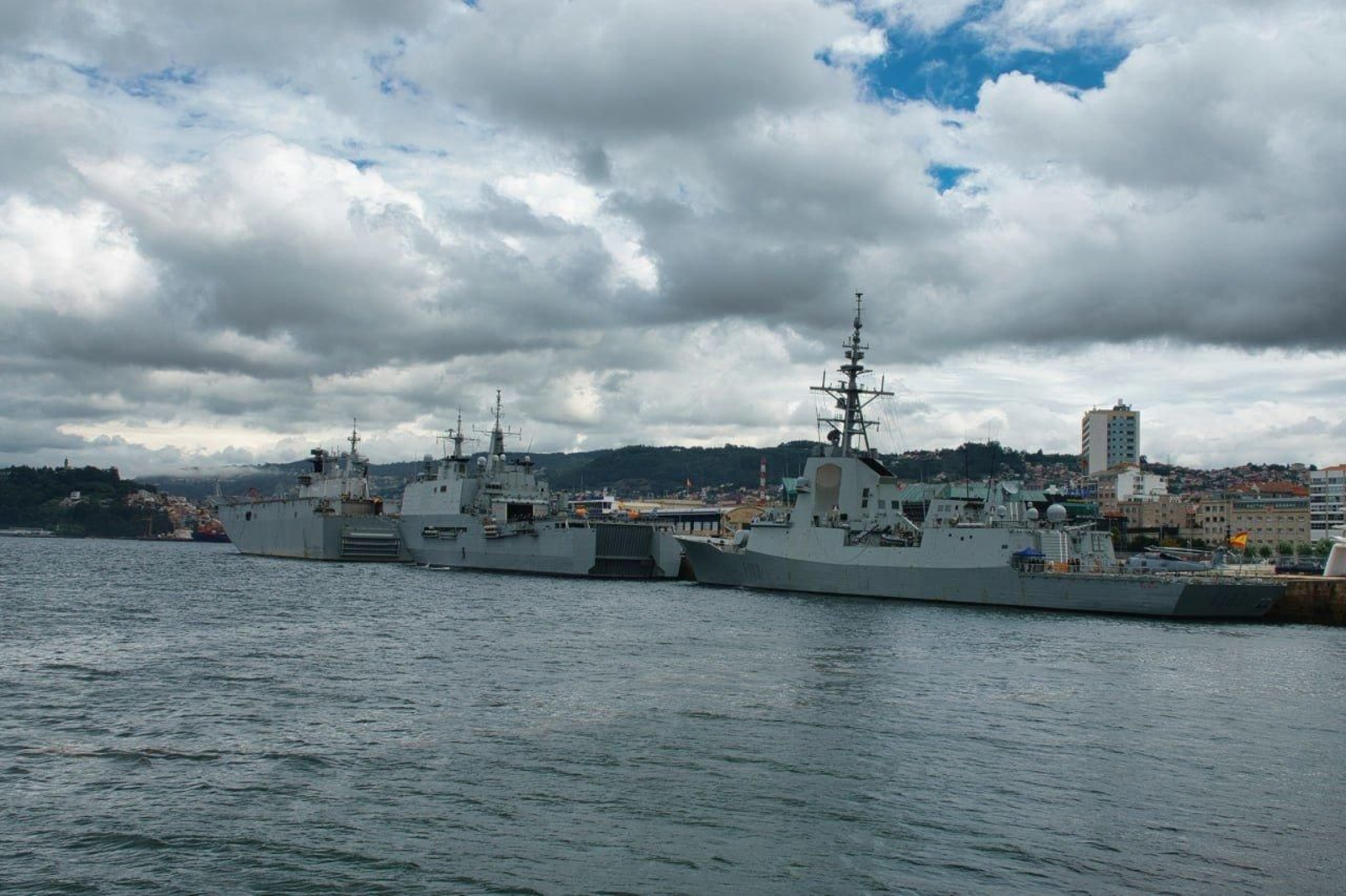 Los buques de la Armada, en el Puerto de Vigo. // Vicente Alonso