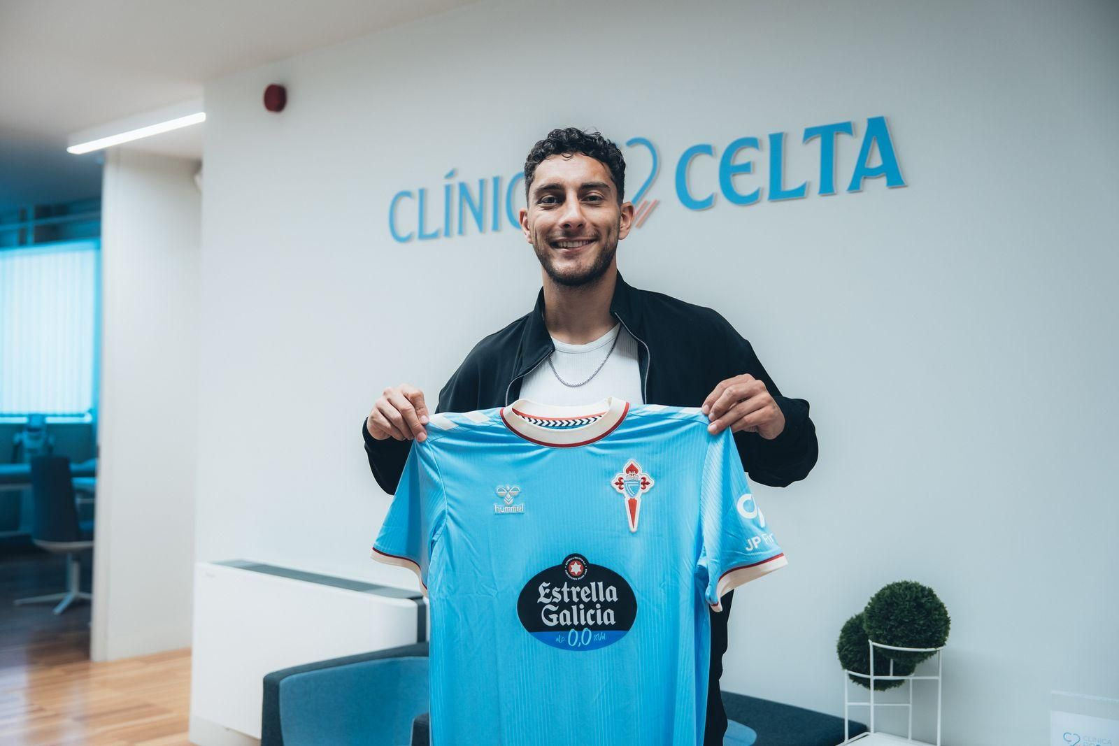 El central uruguayo Sebastián Cáceres, ayer, en la clínica del Celta.