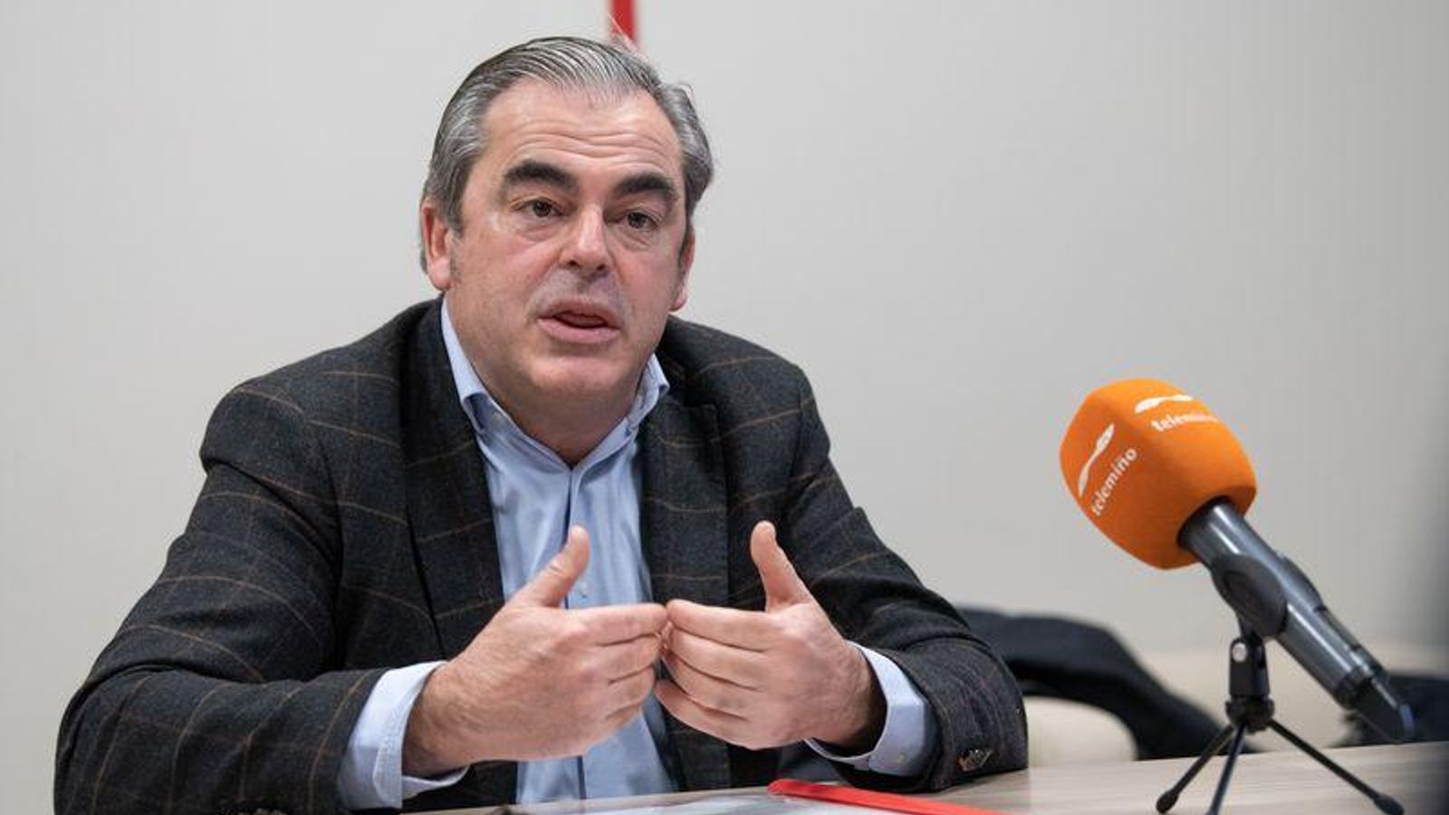 SAN CIBRAO DAS VIÑAS (LA REGIÓN-TELEMIÑO). 17/12/2021. OURENSE. Jorge Eiroa, director de compras de Vegalsa-Eroski, Benjamín Vázquez, director de marketing de Coren, e Carlos Parra, cociñeiro no Castelo de Maceda, nunha entrevista en La Región no programa 