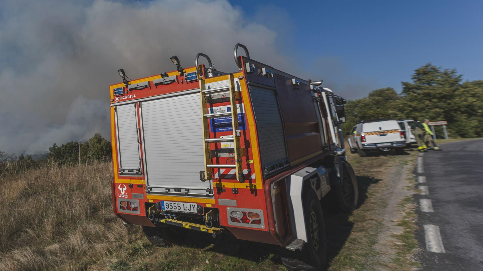 Un camión de bomberos trabajando en un incendio en la provincia de Ourense