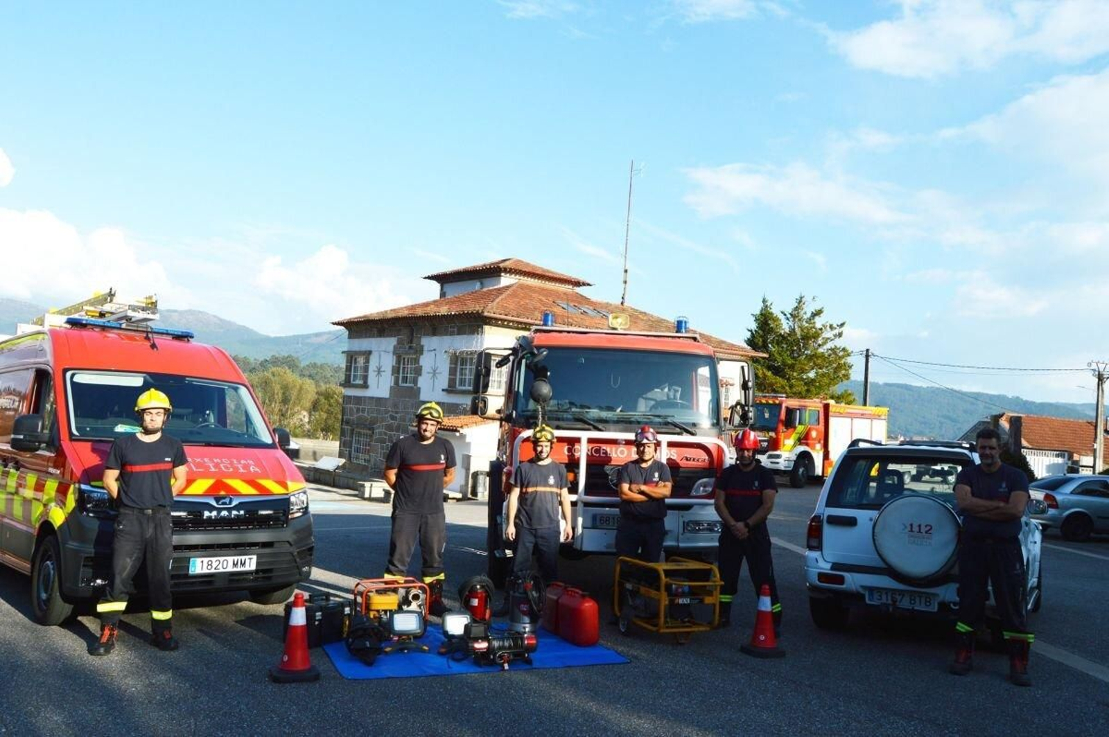 Los equipos de emergencia de Mos con el material necesario que ayer partieron rumbo a Valencia.