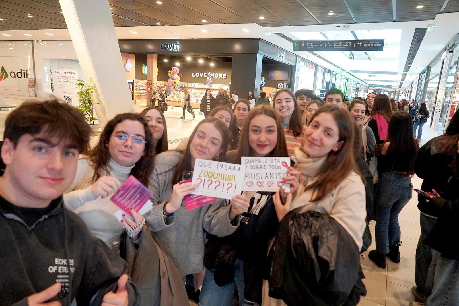 Más fans de OT que esperan su turno.