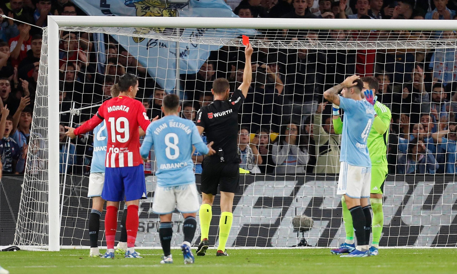 Partido entre el Celta y el Atlético de Madrid. // J.V. Landín