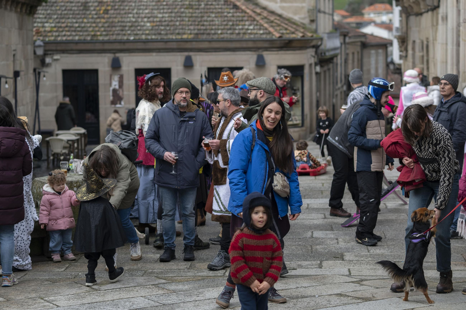 Galería | Allariz maridó charanga y vermú este domingo de entroido