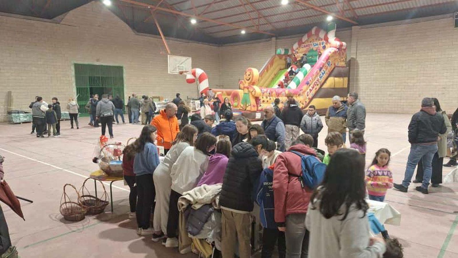 Los niños en la colchoneta durante el magosto de Boborás.