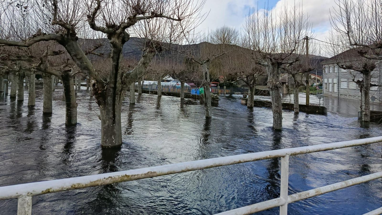 El río Búbal comienza a inundar los territorios aledaños a su cauce