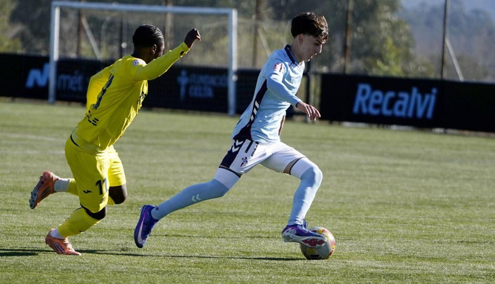 Pedro Ildefonso conduce la pelota ante el acecho de Llopis, diferencial con su cabalgada y asistencia a Arjona en el gol del Villarreal.