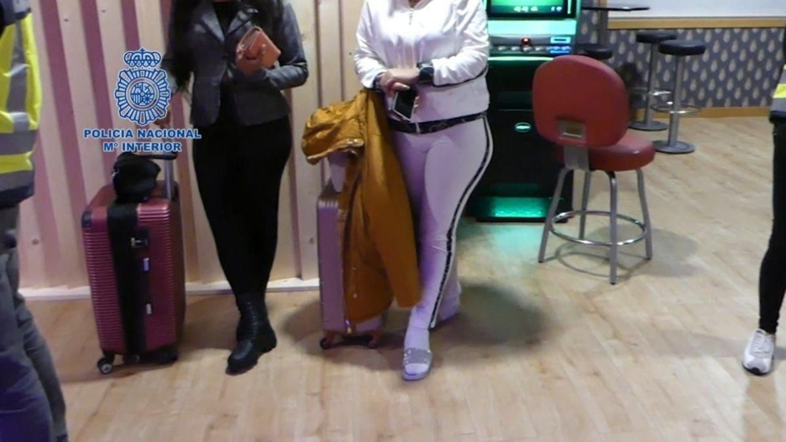 Imagen policial de una redada por presunta explotación sexual en clubes del área.