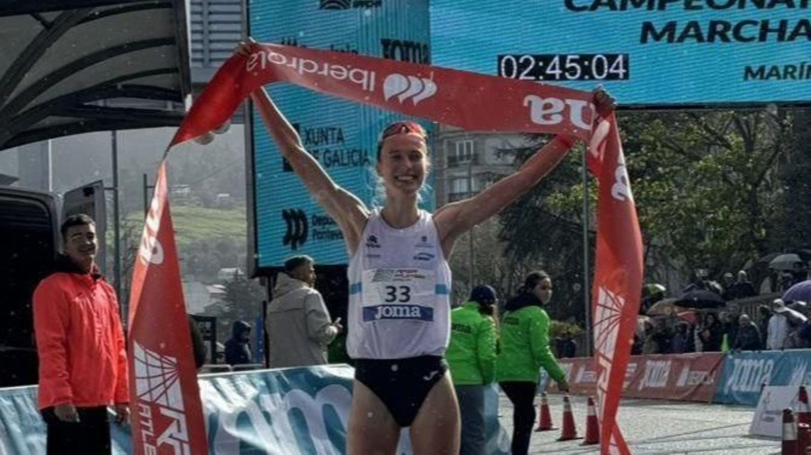 Antía Chamosa festeja su título de campeona de España en Marín.