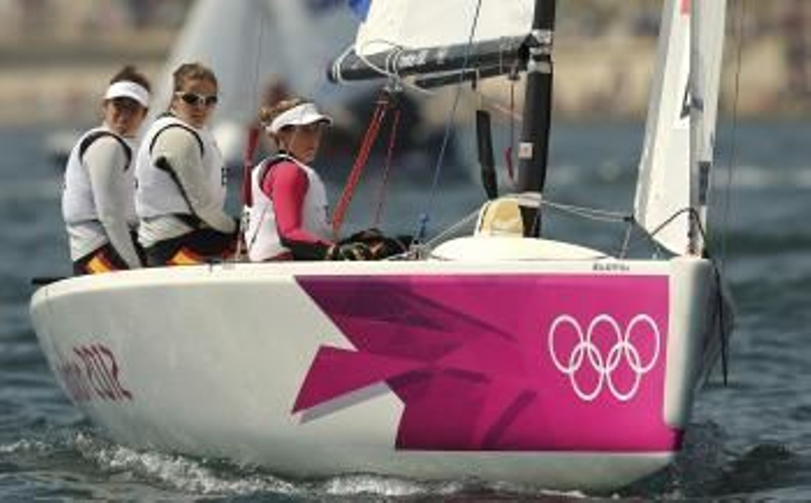Las españolas Támara Echegoyen, Sofía Toro y Ángela Pumariega compiten en las pruebas del Match Race-Elliott 6  (Foto: EFE)