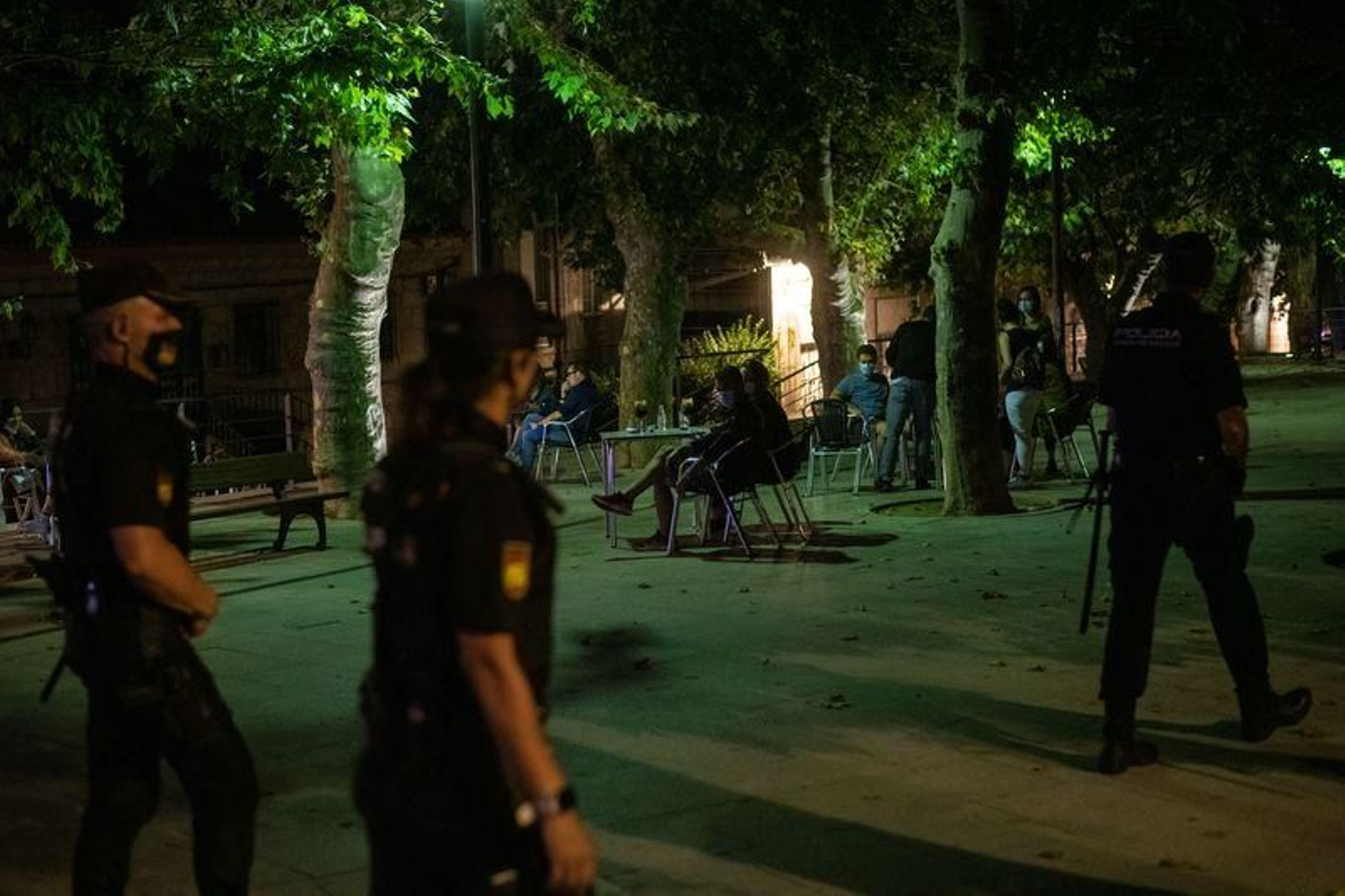 Despliegue policial para vigilar las zonas en las que se hace botellón // FOTO: ÓSCAR PINAL