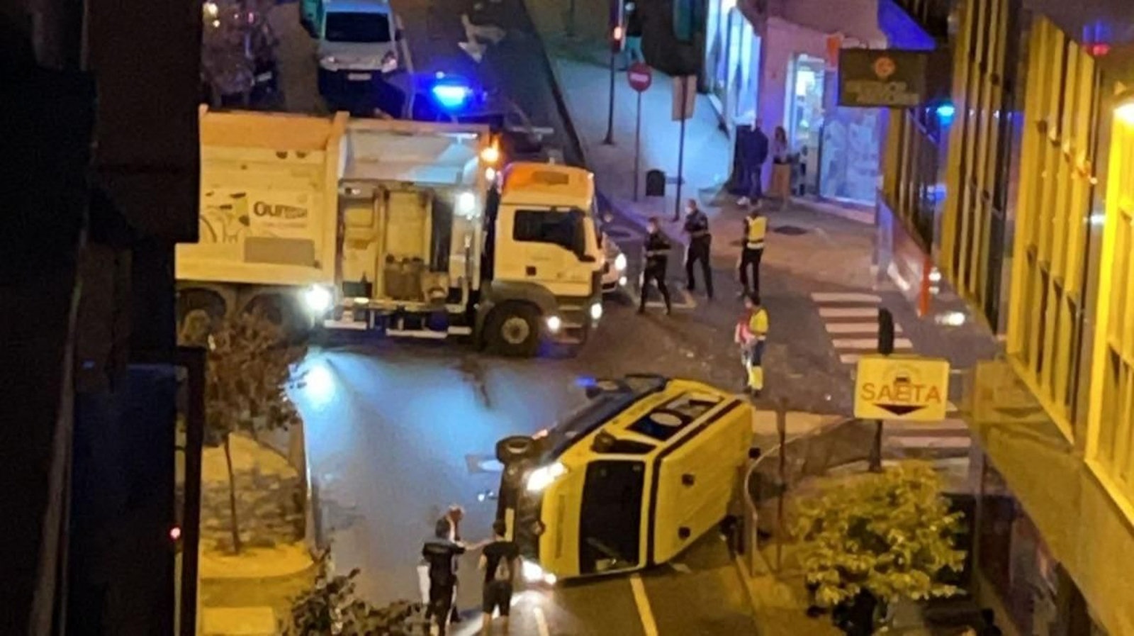 Colisión entre una ambulancia y un camión de basura en el centro de la ciudad.