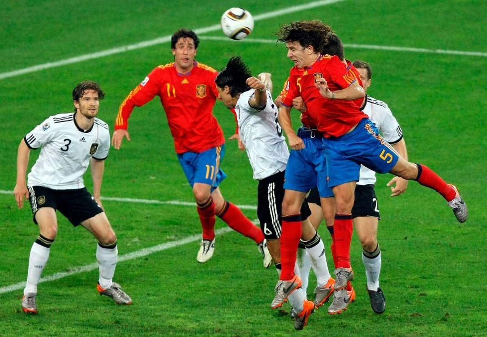 Gol de Puyol en 2010.