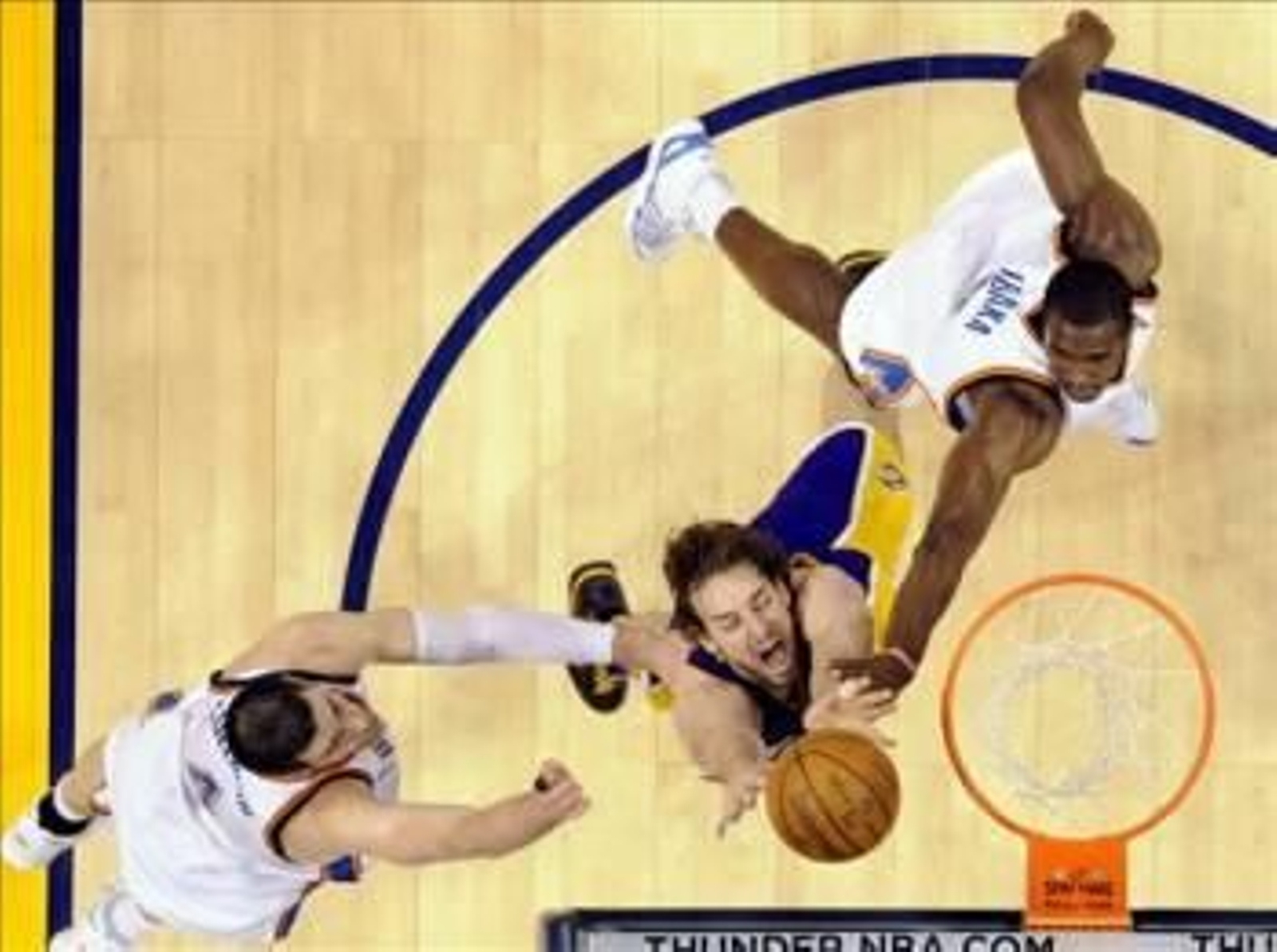 Pau Gasol disputa un rebote con Nick Collison y Serge Ibaka. (Foto: LARRY W. SMITH)