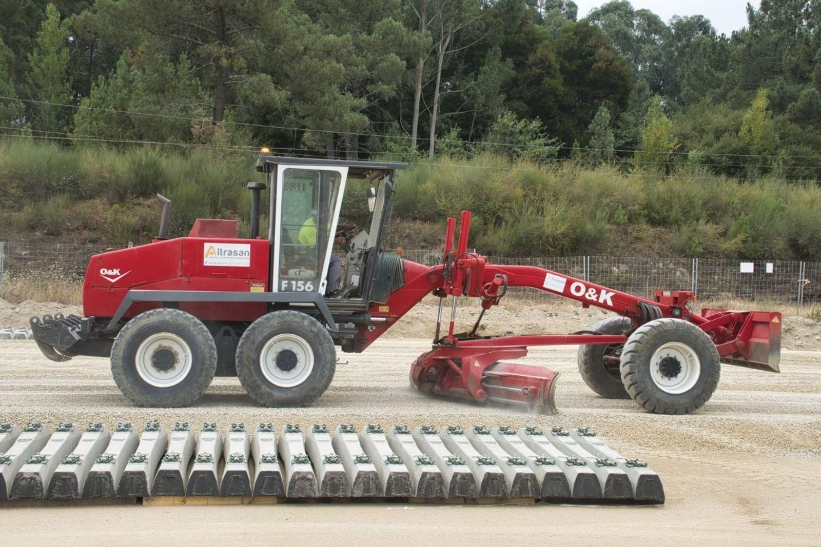 Una excavadora trabajando en la Plisan, con las traviesas ferroviarias al lado