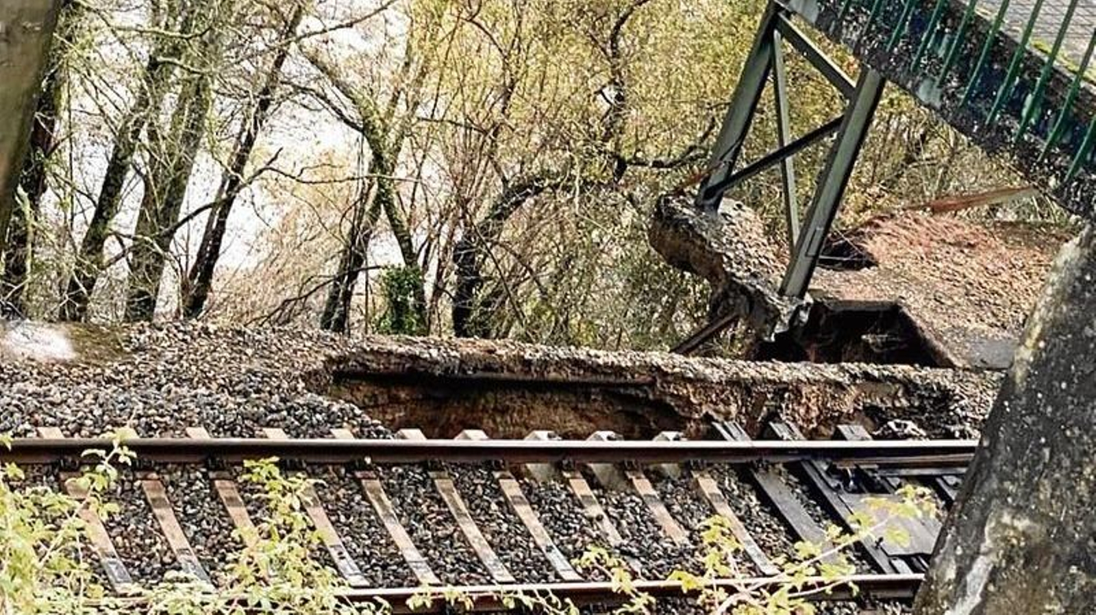 El terreno cedió y el talud al hundirse dejó las vías en el aire justo debajo del puente, en Frieira.