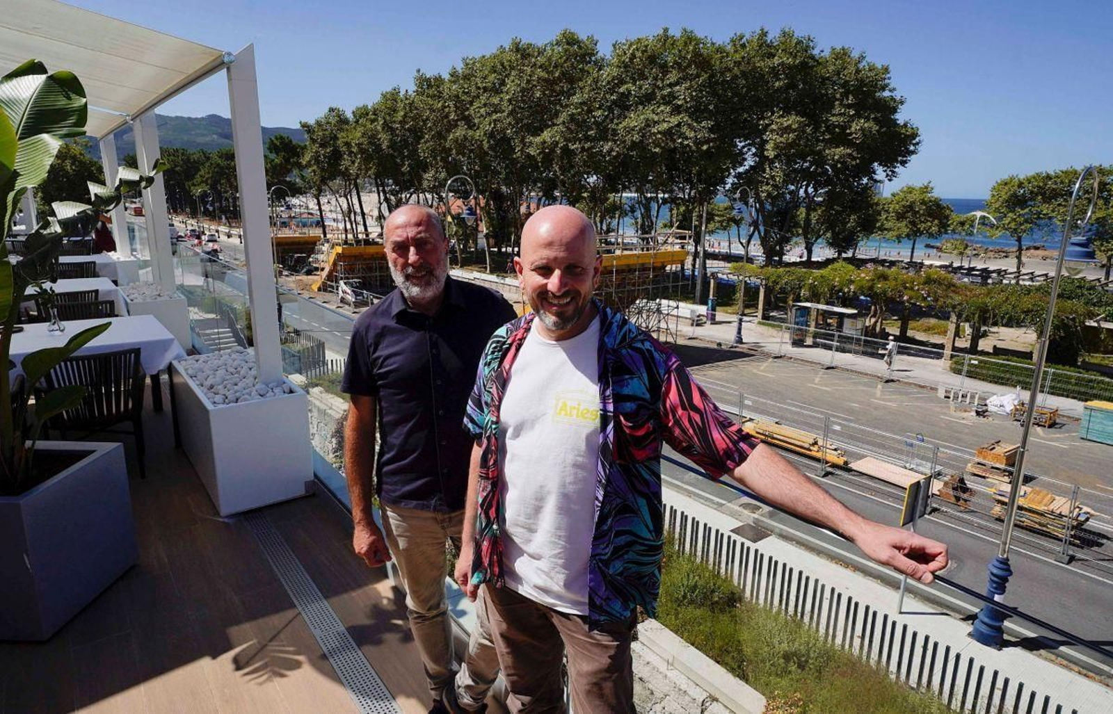 Joako Ezpeleta y Pity posaron ayer delante de las instalaciones del O Marisquiño, ya visibles en Samil.